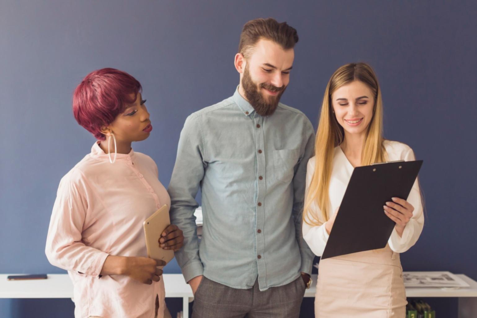 Modernes Büro mit Finanzunterlagen und Laptop auf dem Schreibtisch