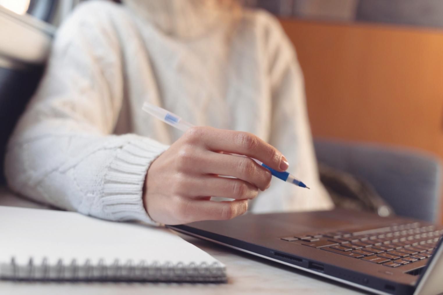 Professionelle Geschäftspräsentation im modernen Konferenzraum
