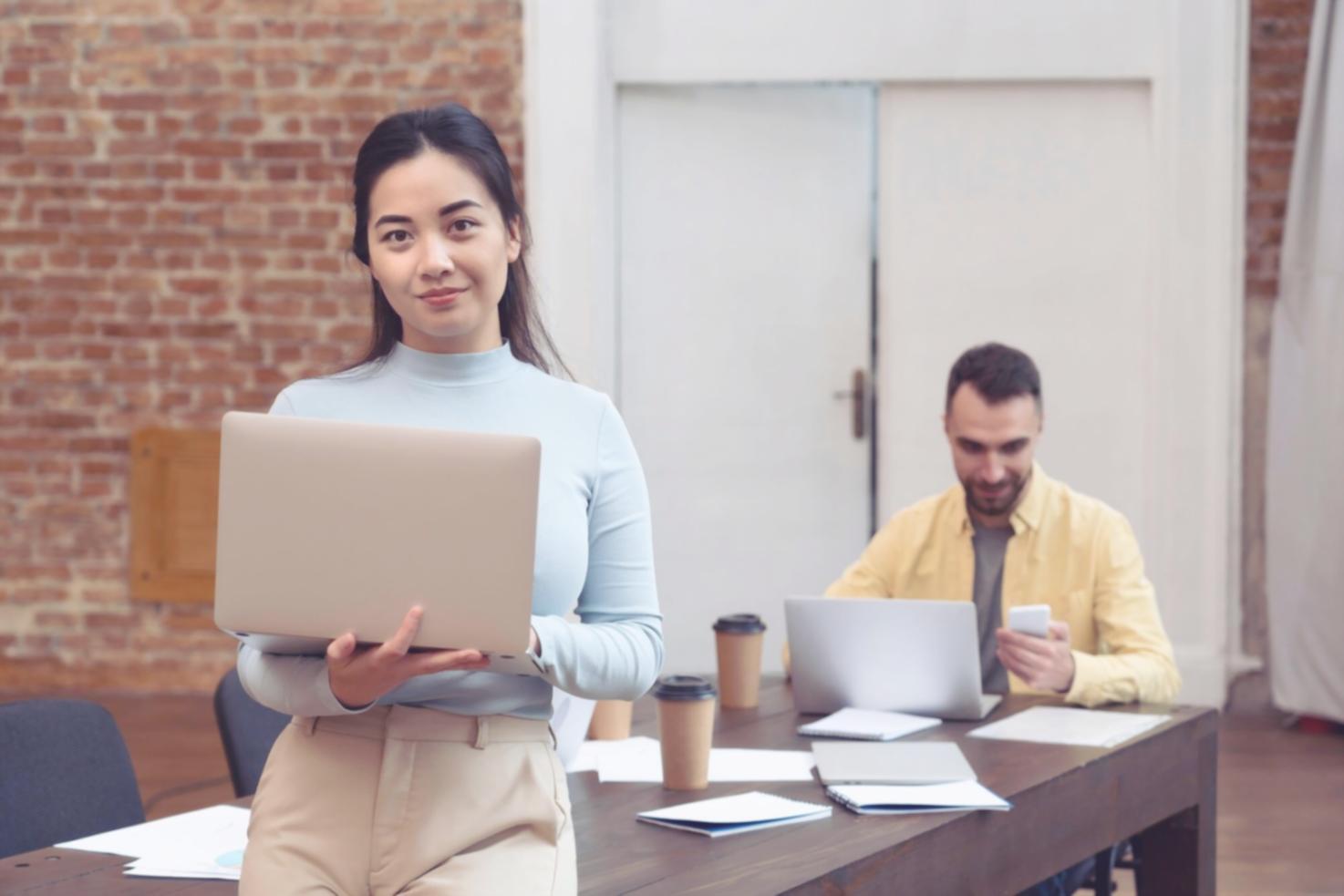 Professionelle Finanzschulung in modernem Seminarraum